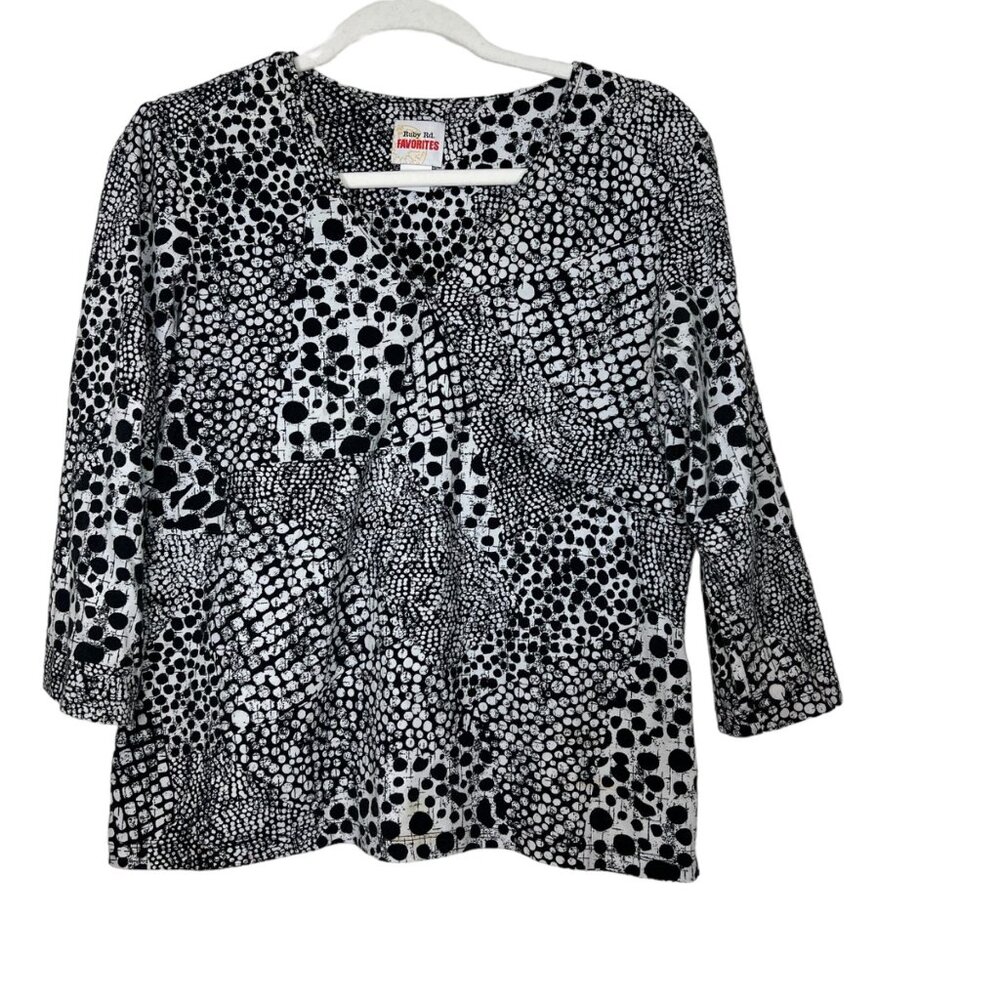 Ruby Rd. FAVORITES‎ Shirt M Black White Abstract V Neck Pullover Top Size Medium